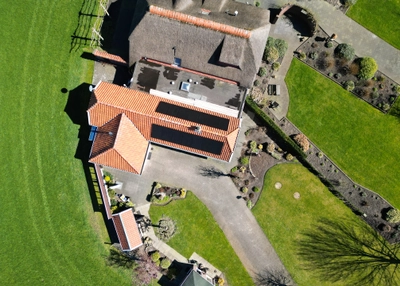 Bovenaanzicht woonboerderij met zonnepanelen