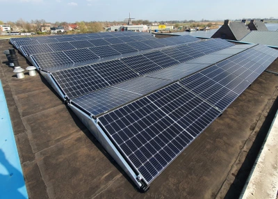 zonnepanelen op een plat dak