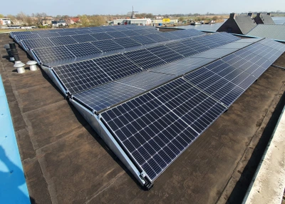 zonnepanelen op een plat dak