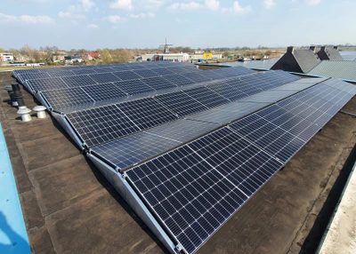 Zonnepanelen op een plat dak