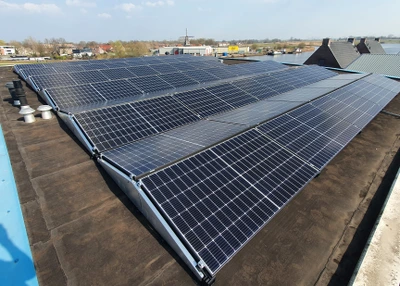 Zonnepanelen op een plat dak