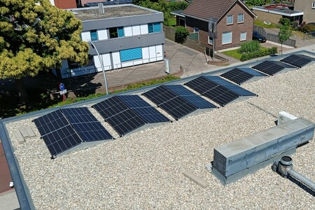 Zonnepanelen op een plat dak