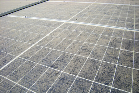 Saharazand op zonnepanelen