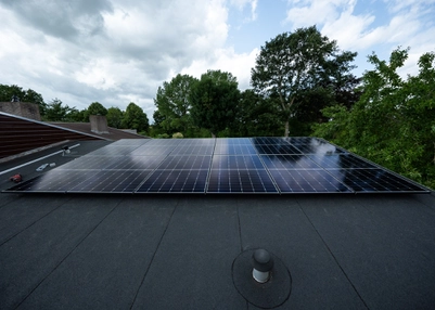 zonnepanelen op een schuin bitumen dak