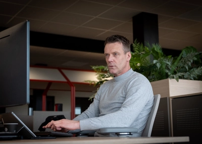 Collega achter bureau - solliciteren bij dijkman