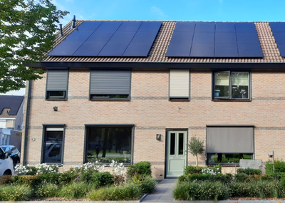 Rijtje woningen met zonnepanelen opbrengst